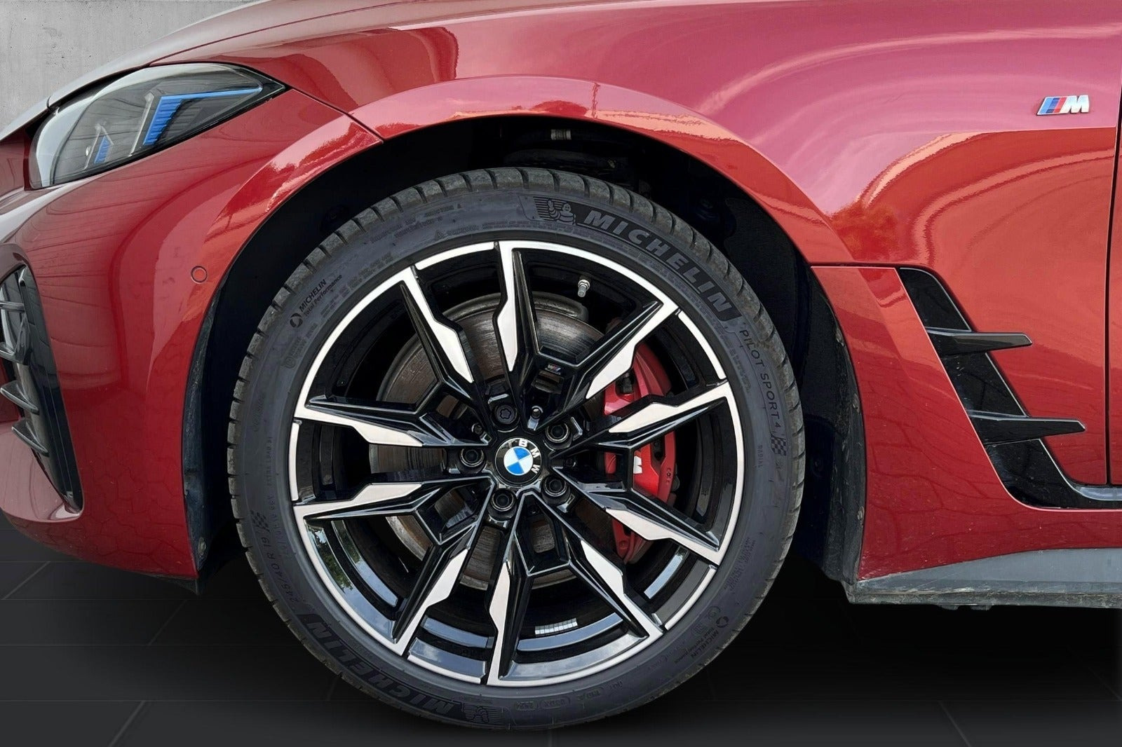Grå BMW i4 fra 2025