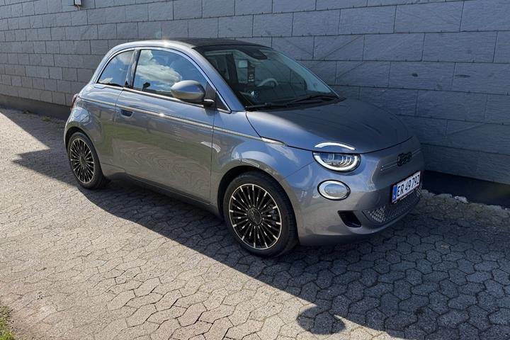 Grå Fiat 500e fra 2023