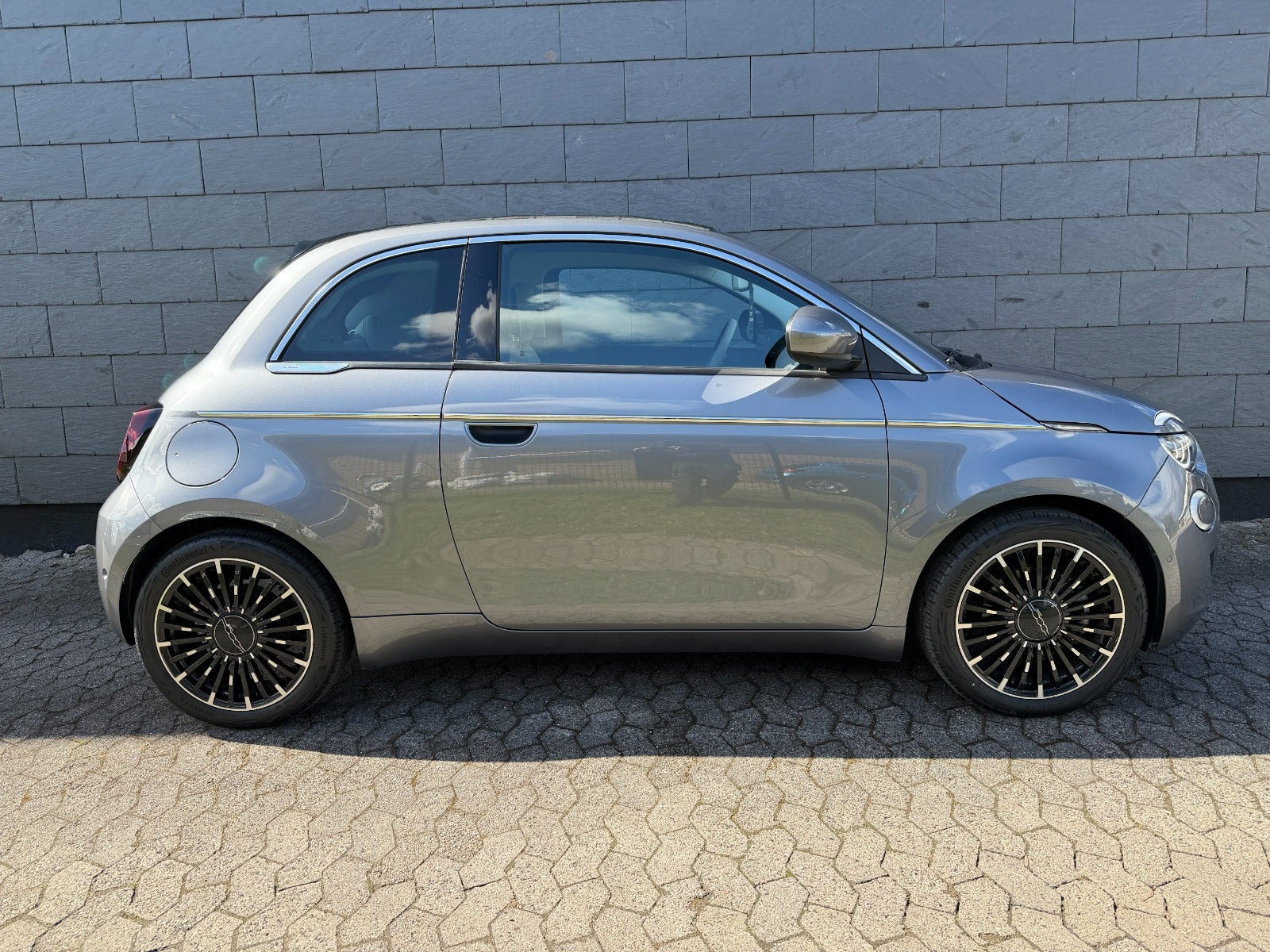 Grå Fiat 500e fra 2023