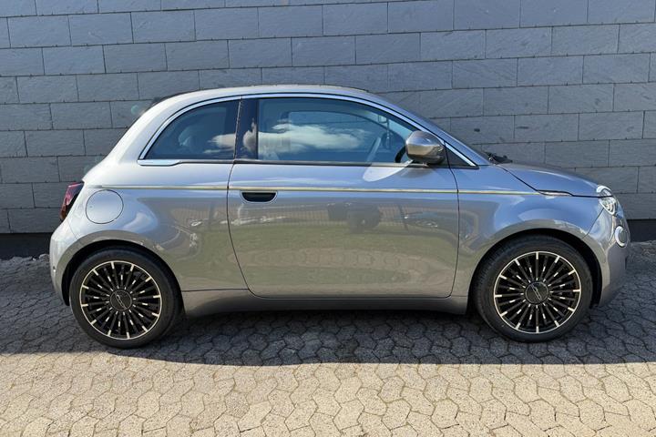 Grå Fiat 500e fra 2023