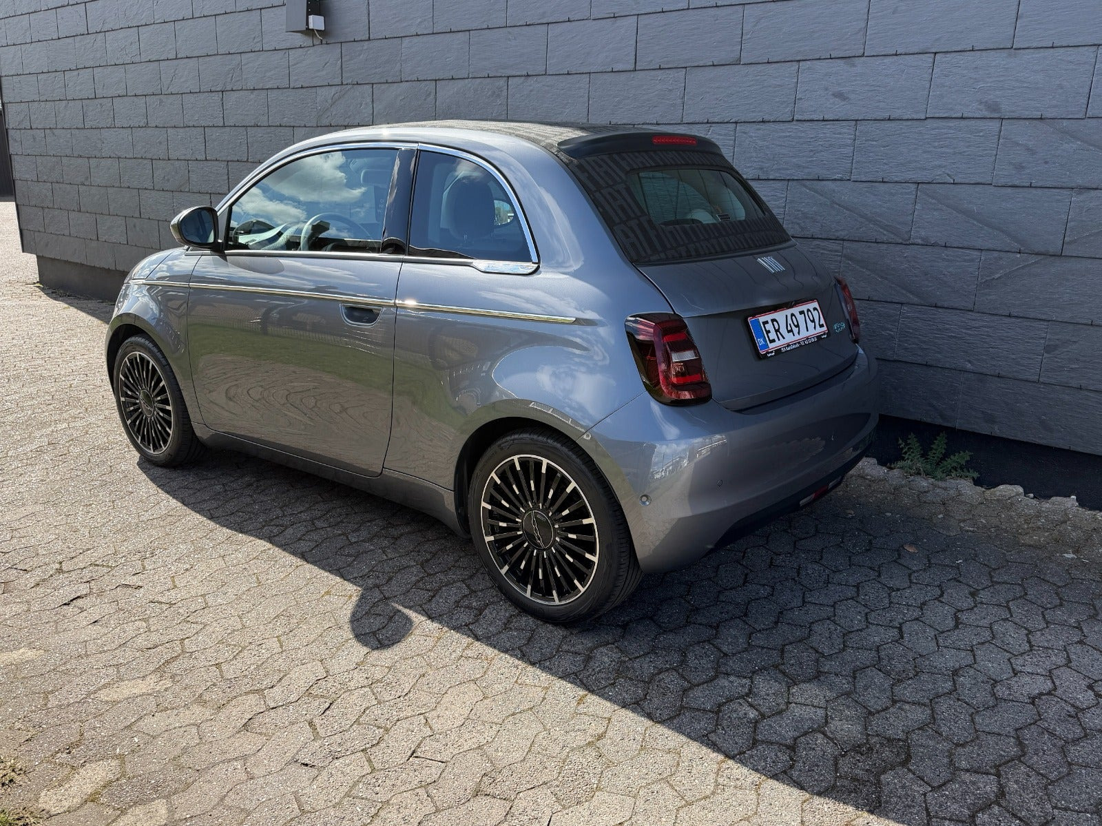 Grå Fiat 500e fra 2023