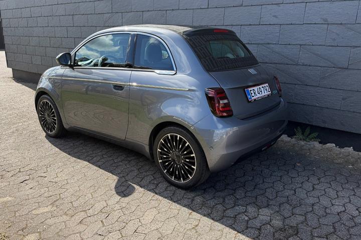 Grå Fiat 500e fra 2023