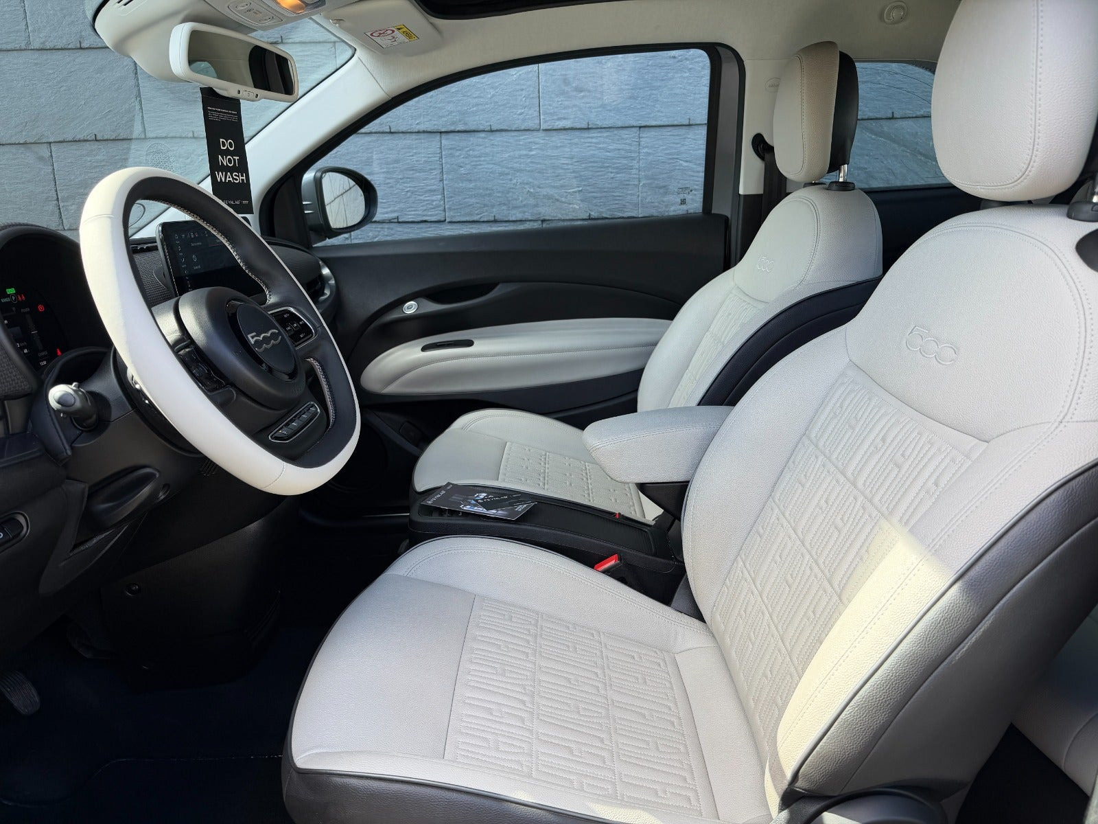Grå Fiat 500e fra 2023