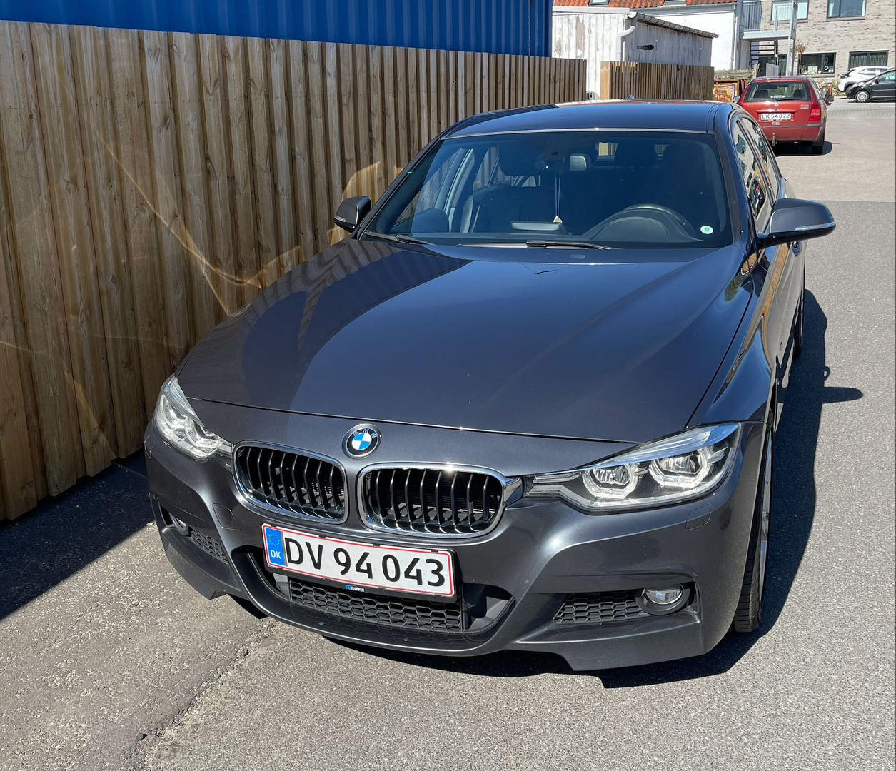 Grå BMW 320i fra 2019