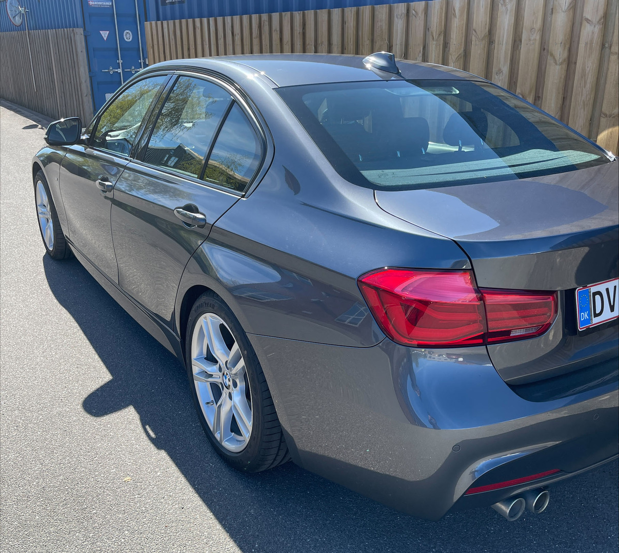 Grå BMW 320i fra 2019
