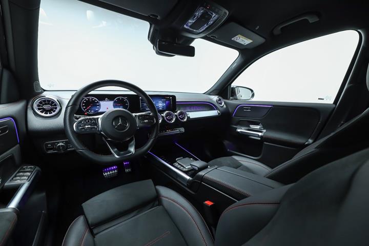 Sort Mercedes EQB350 fra 2023
