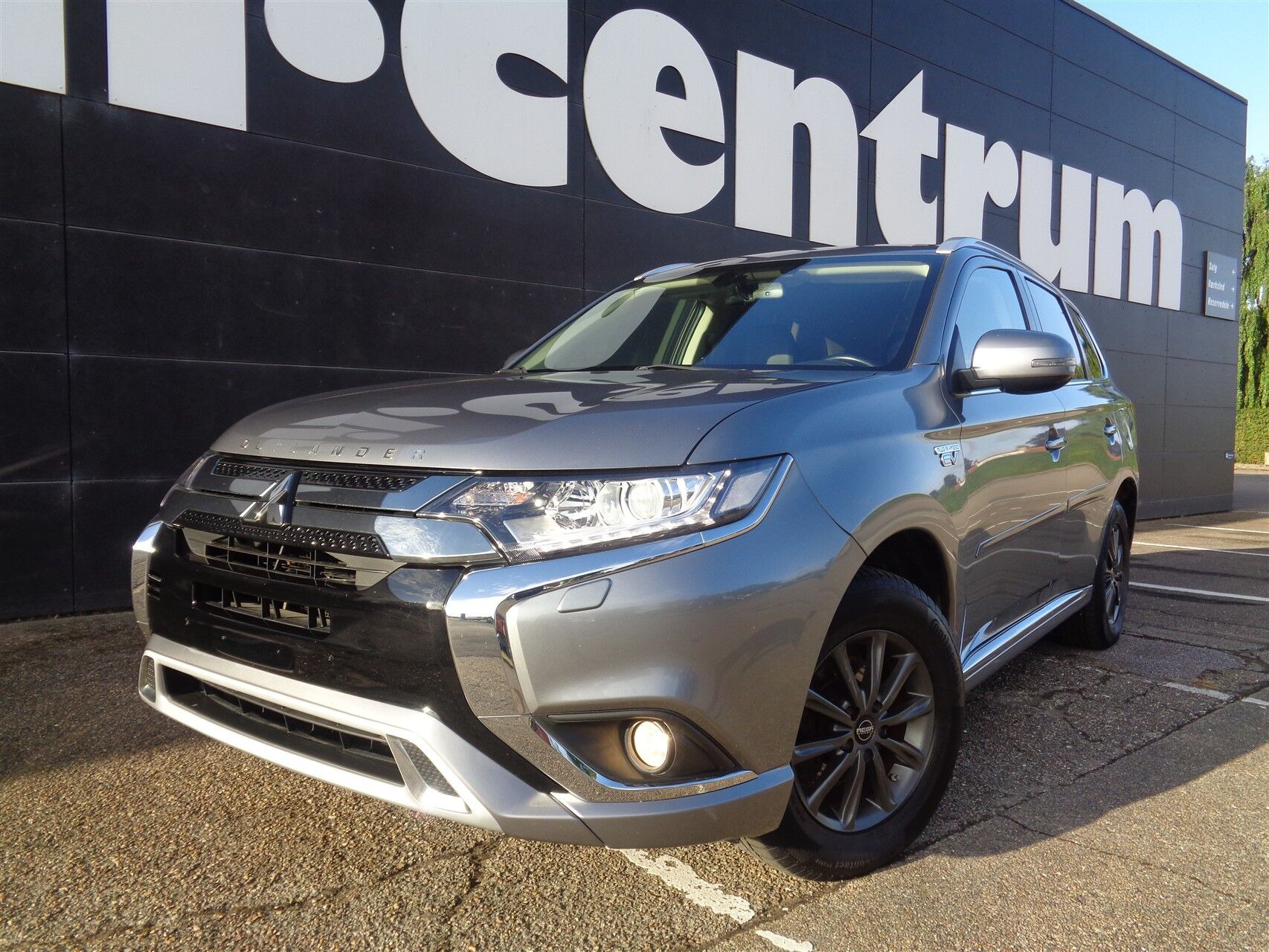 Mitsubishi Outlander 2,4 PHEV  Plugin-hybrid Invite 4WD 224HK 5d 6g Trinl. Gear
