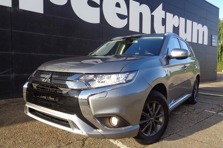 Grå Mitsubishi Outlander fra 2020 set udefra
