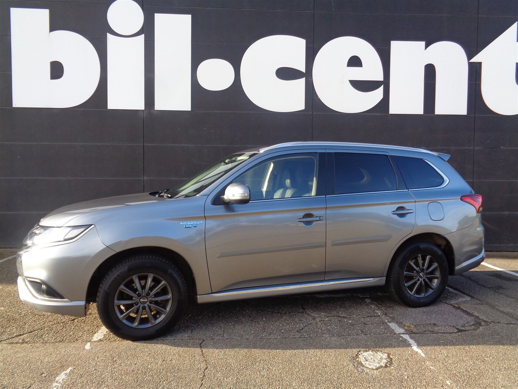 Grå Mitsubishi Outlander fra 2020
