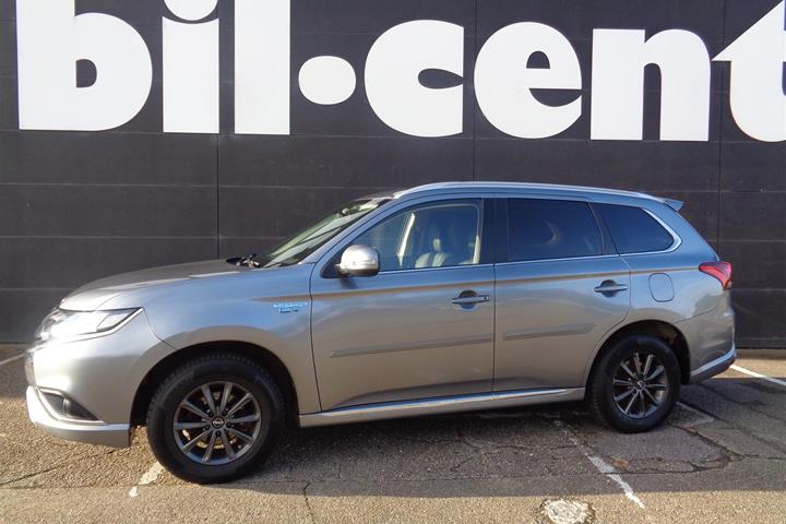 Grå Mitsubishi Outlander fra 2020