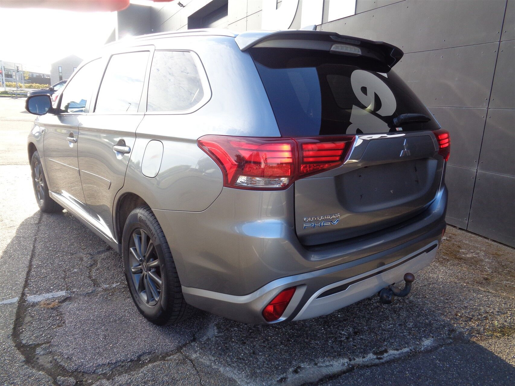 Grå Mitsubishi Outlander fra 2020