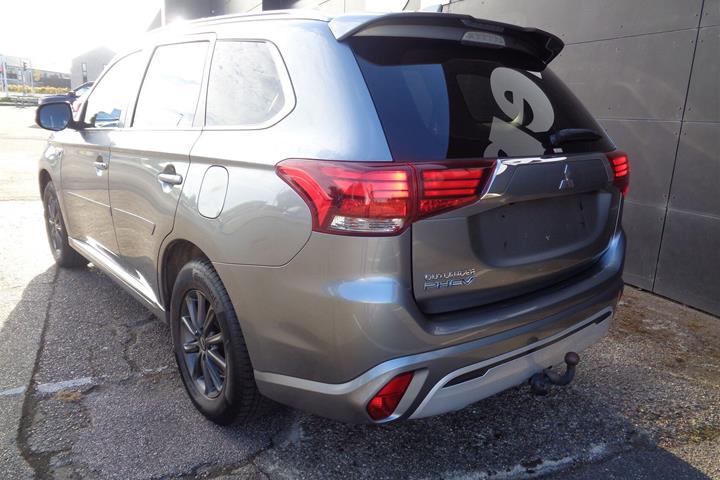 Grå Mitsubishi Outlander fra 2020