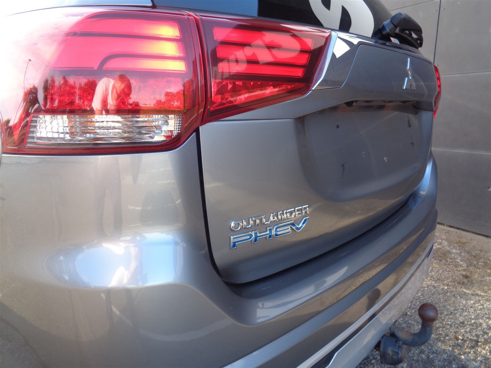 Grå Mitsubishi Outlander fra 2020