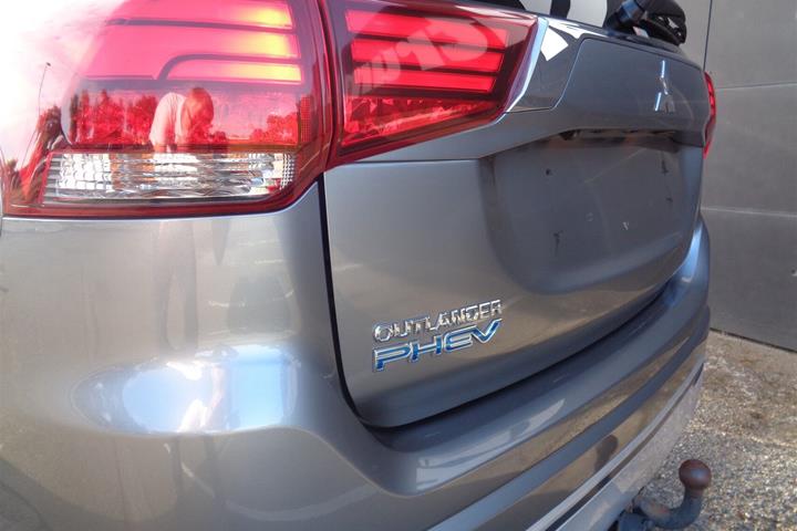 Grå Mitsubishi Outlander fra 2020