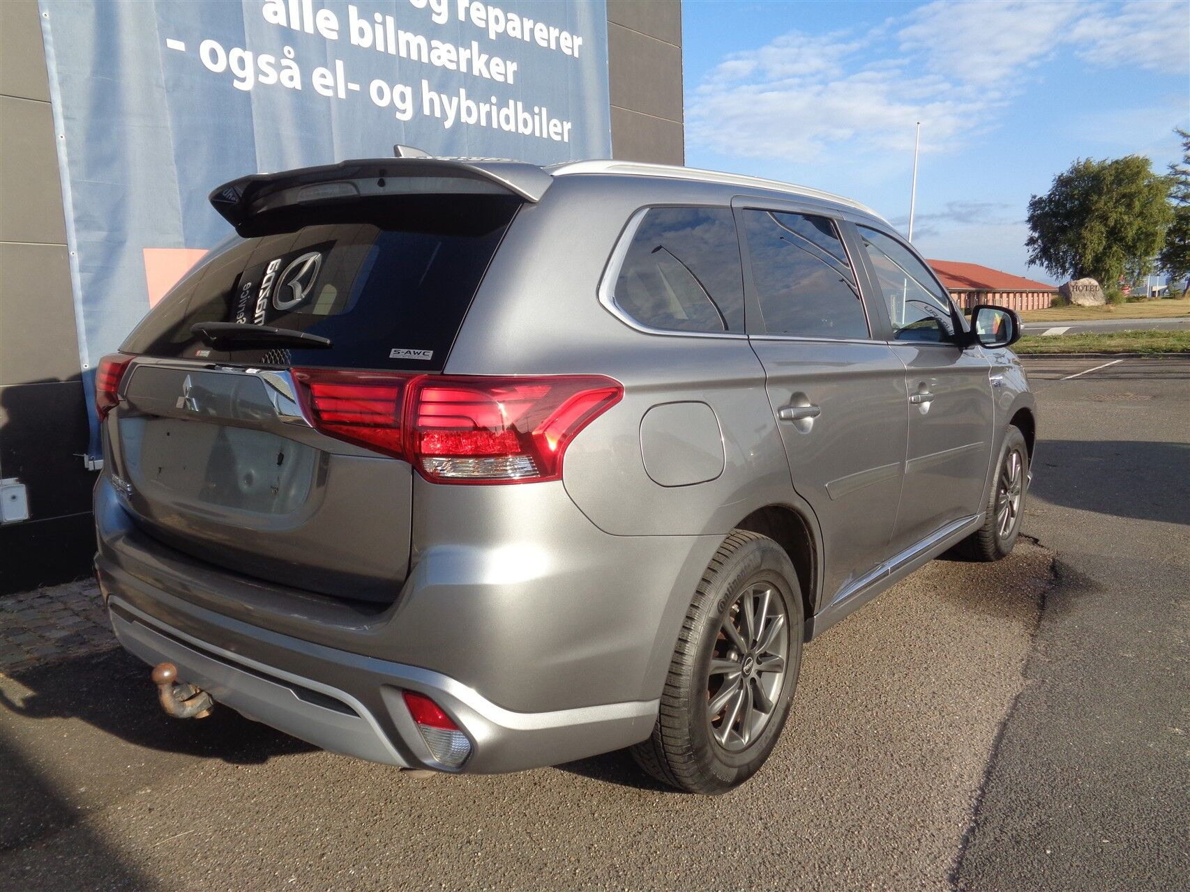 Grå Mitsubishi Outlander fra 2020