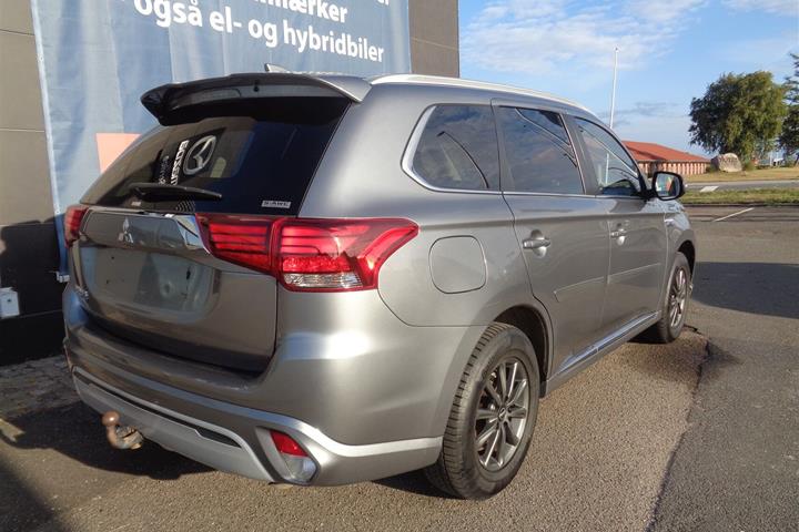 Grå Mitsubishi Outlander fra 2020