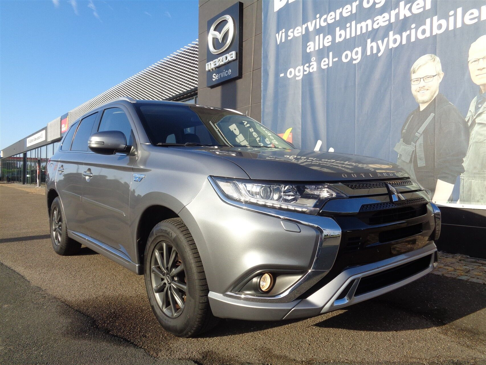Grå Mitsubishi Outlander fra 2020