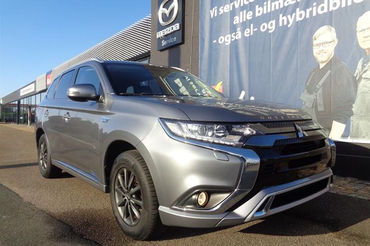 Grå Mitsubishi Outlander fra 2020