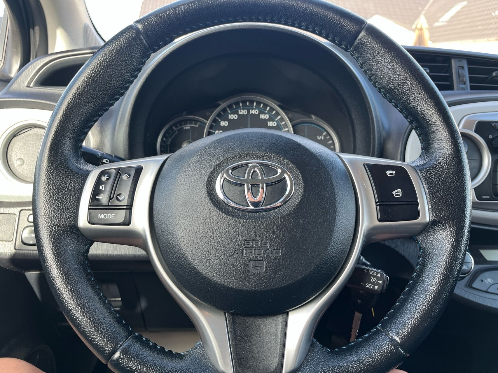 Sort Toyota Yaris fra 2014