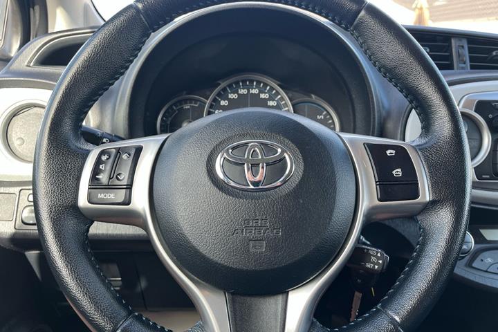 Sort Toyota Yaris fra 2014