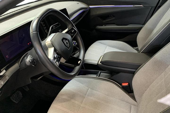 Grå Renault Megane E-Tech fra 2023