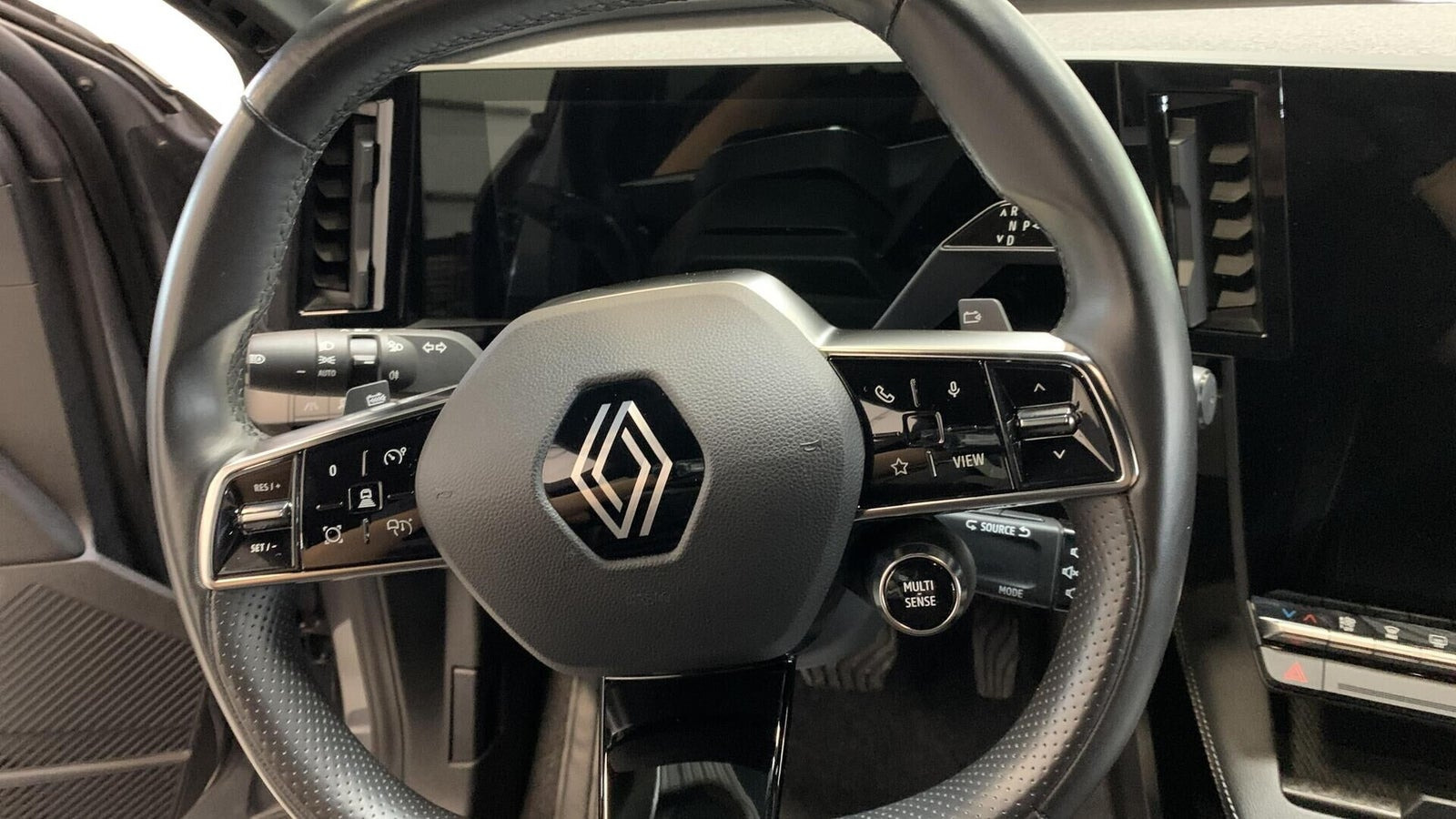 Grå Renault Megane E-Tech fra 2023