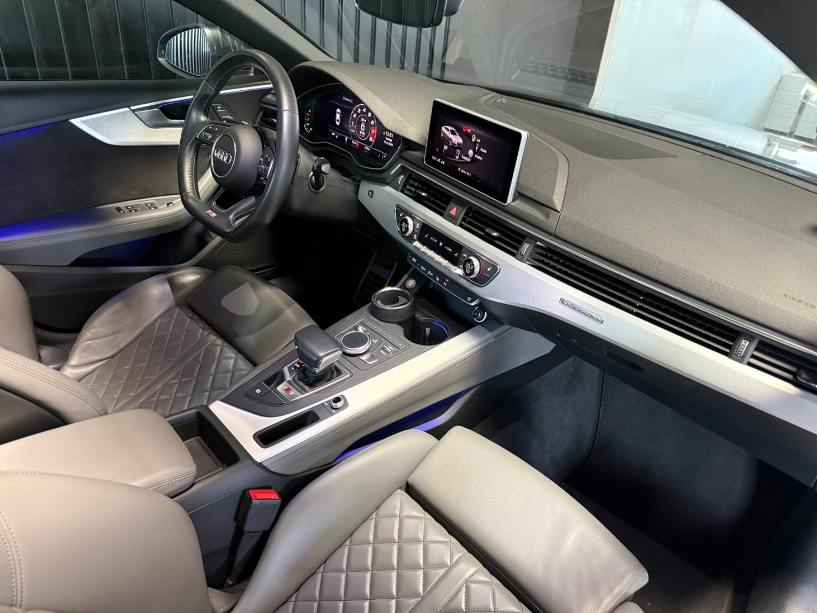 Grå Audi S5 fra 2018