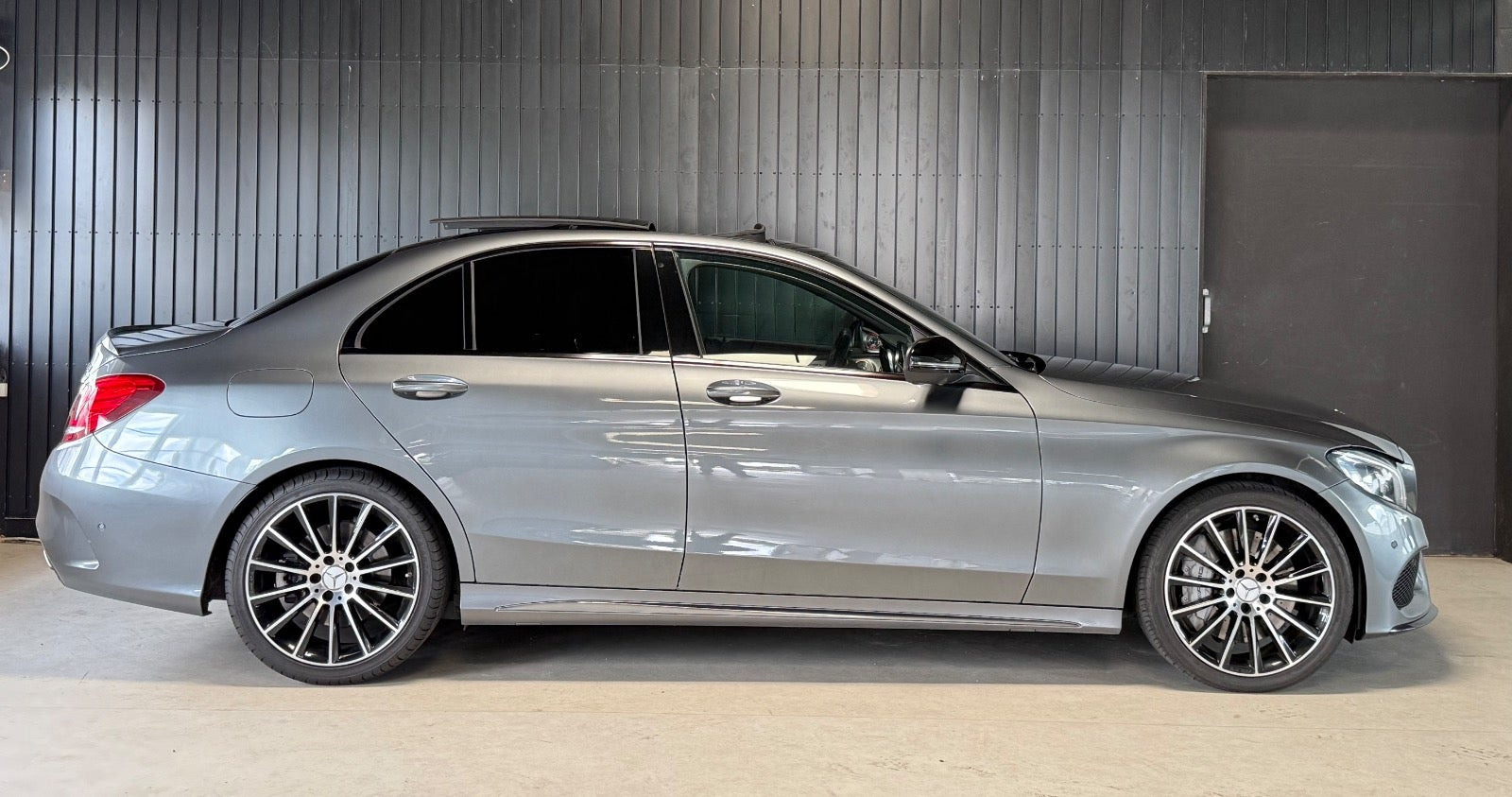 Grå Mercedes C43 fra 2016
