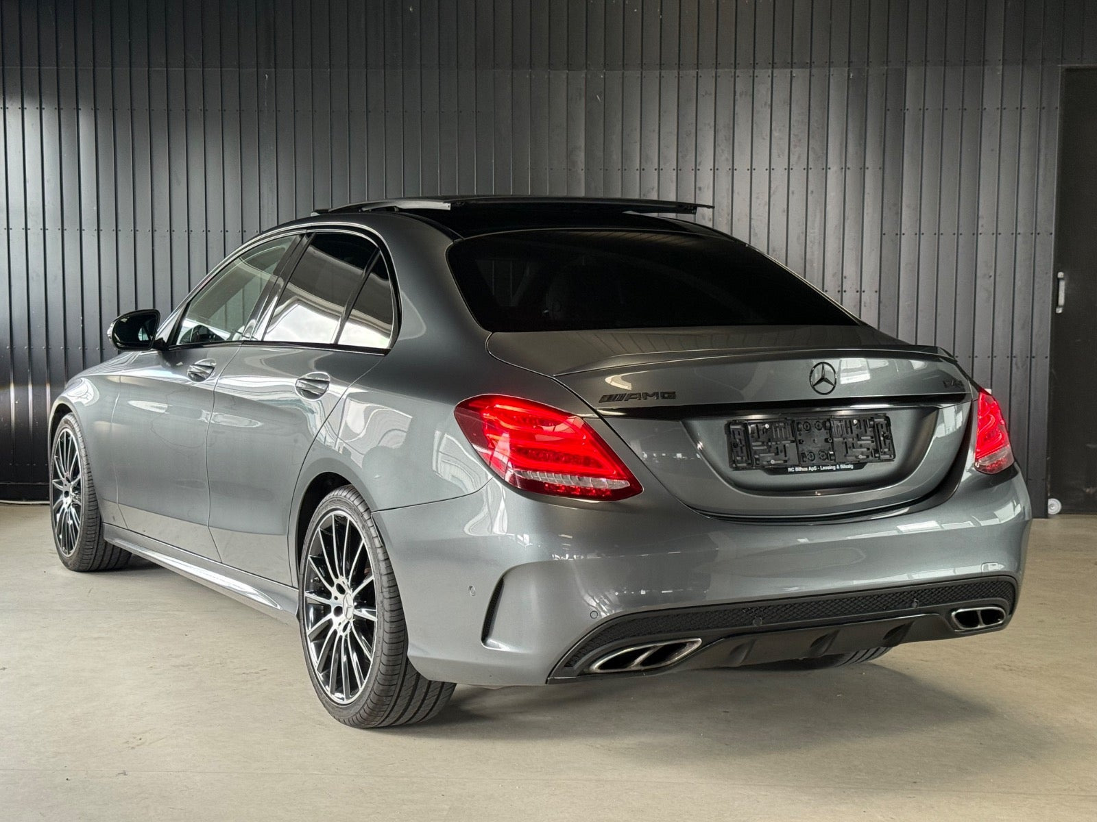 Grå Mercedes C43 fra 2016