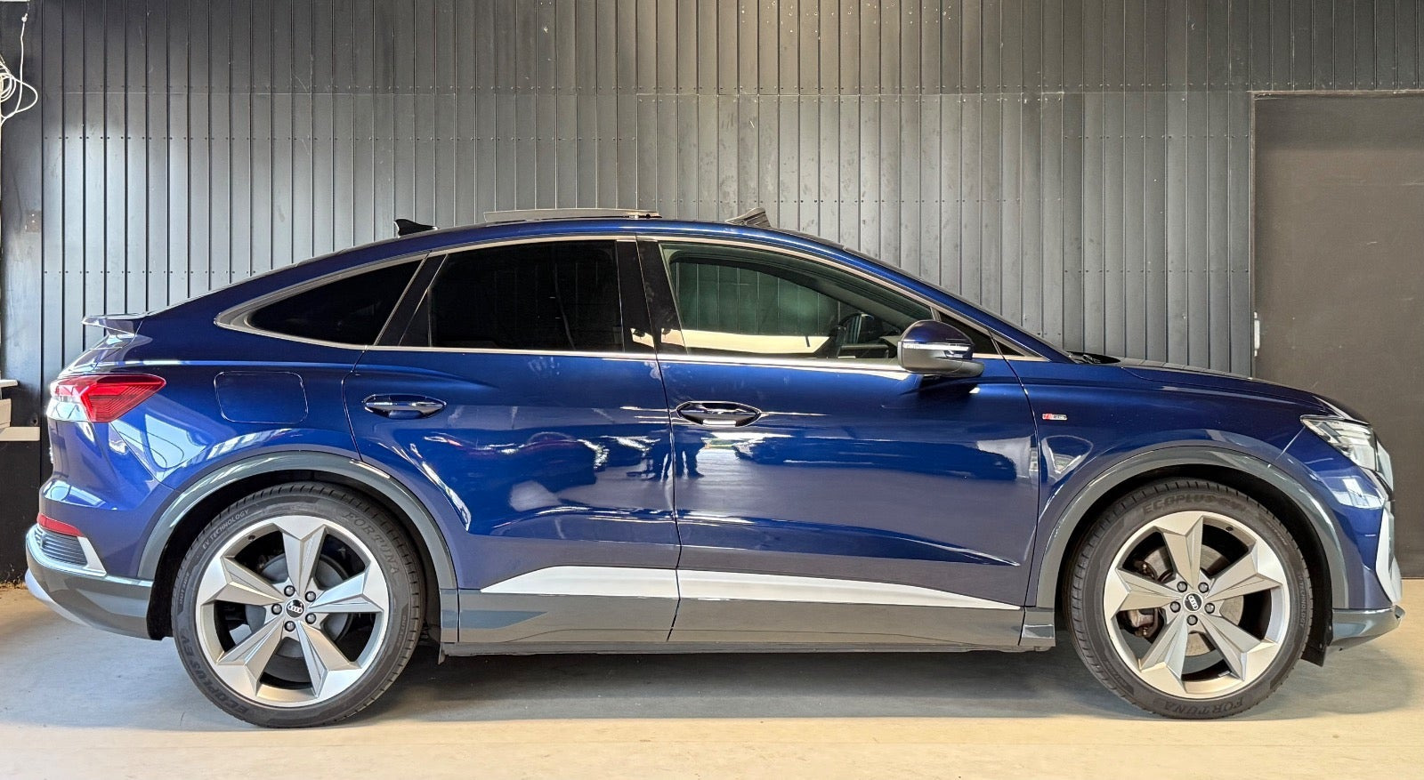 Blå Audi Q4 e-tron fra 2021
