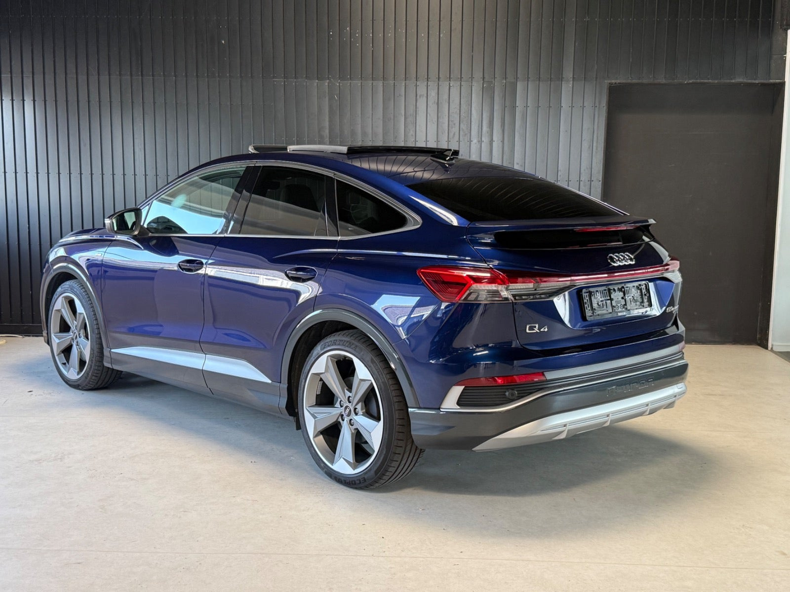 Blå Audi Q4 e-tron fra 2021
