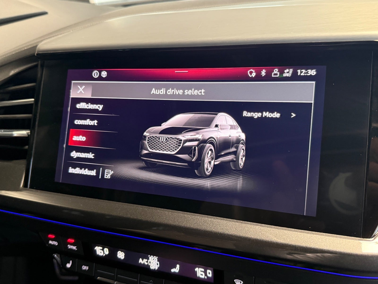 Blå Audi Q4 e-tron fra 2021