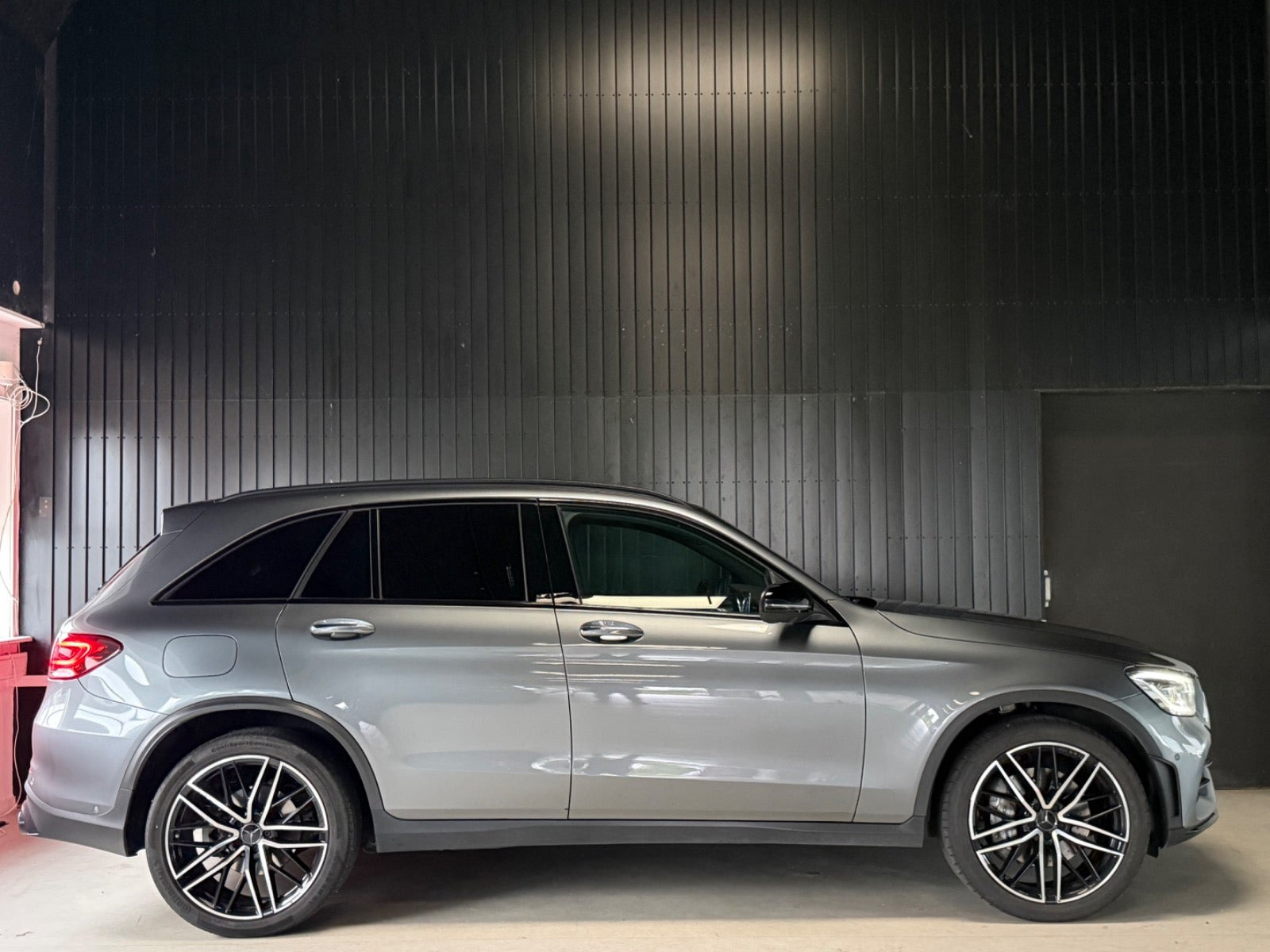 Grå Mercedes GLC43 fra 2021