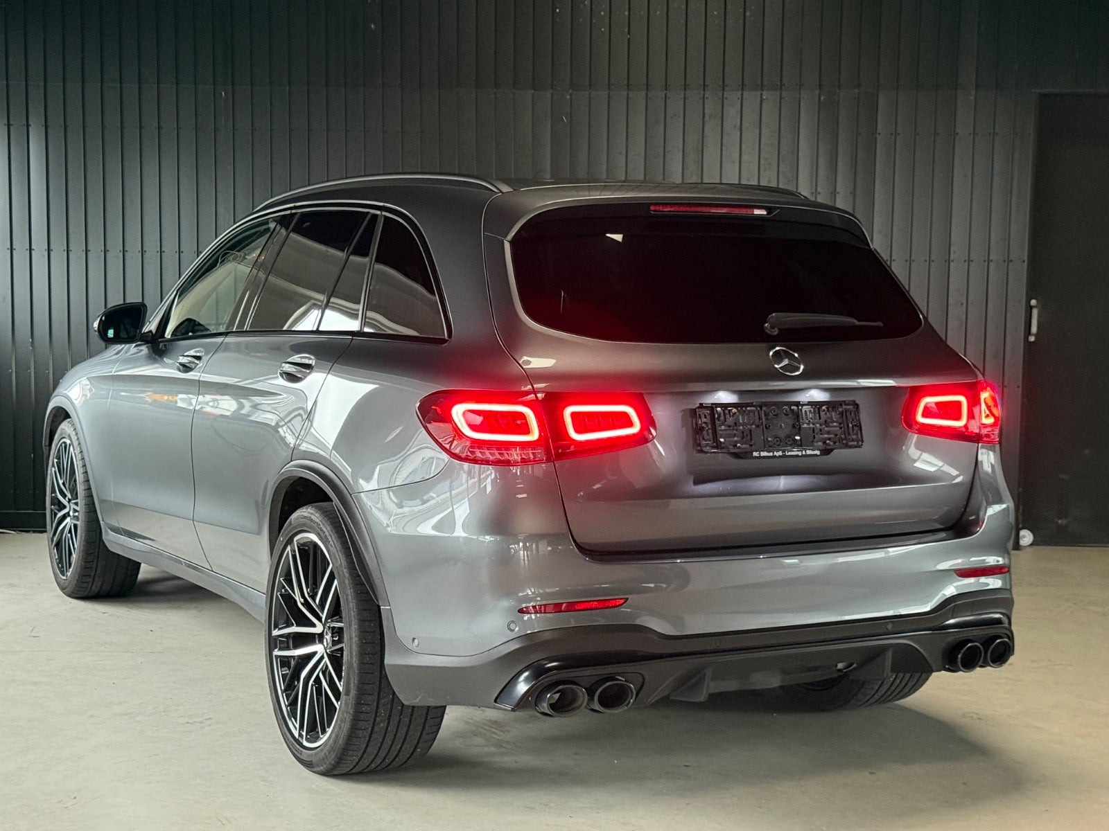 Grå Mercedes GLC43 fra 2021