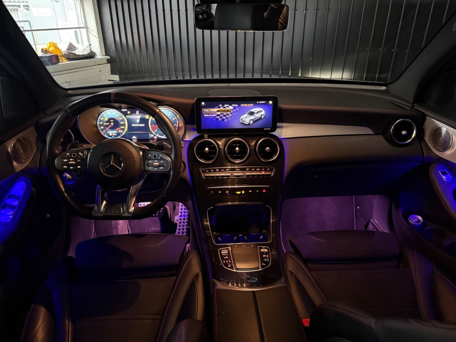 Grå Mercedes GLC43 fra 2021