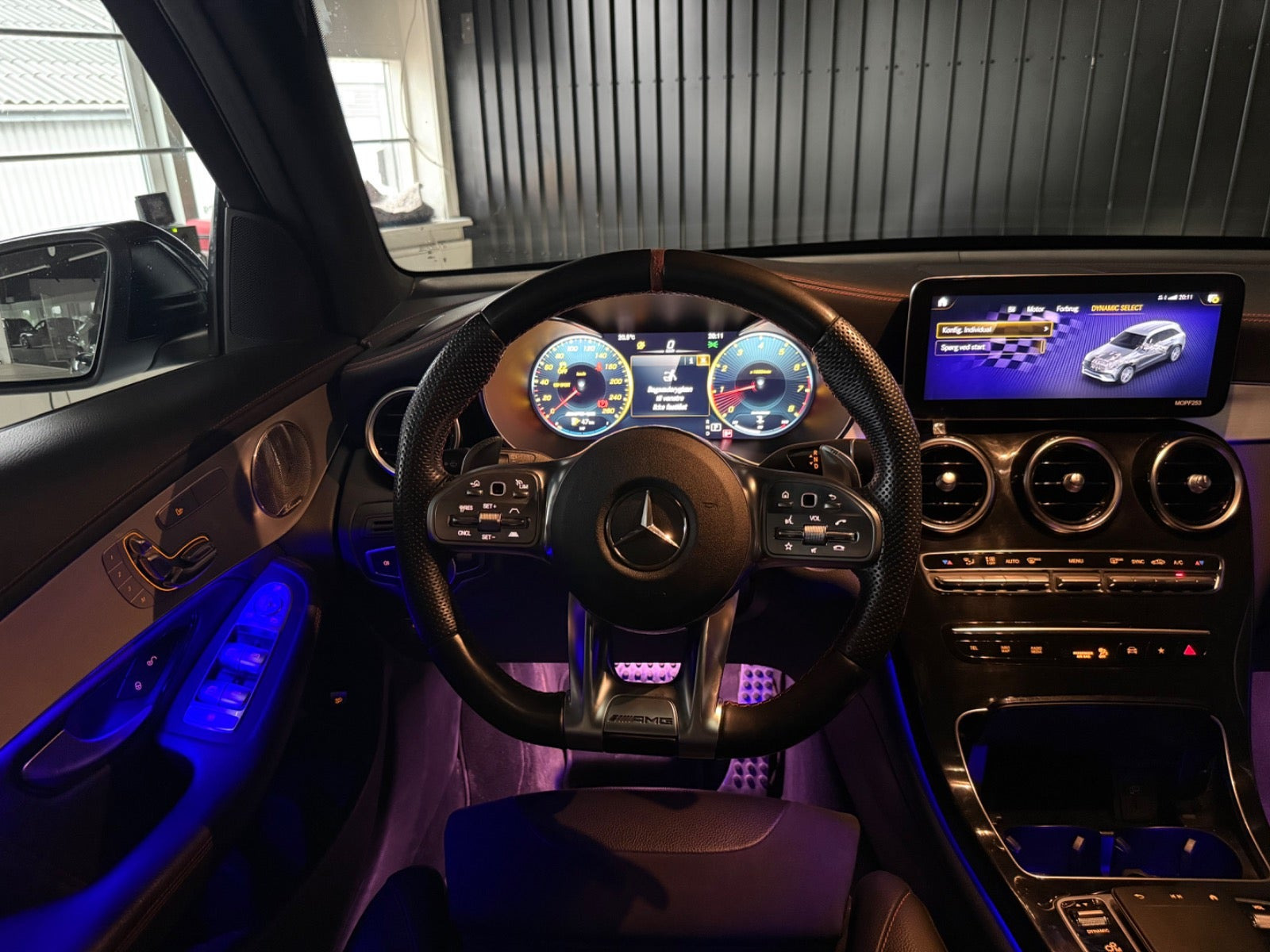 Grå Mercedes GLC43 fra 2021