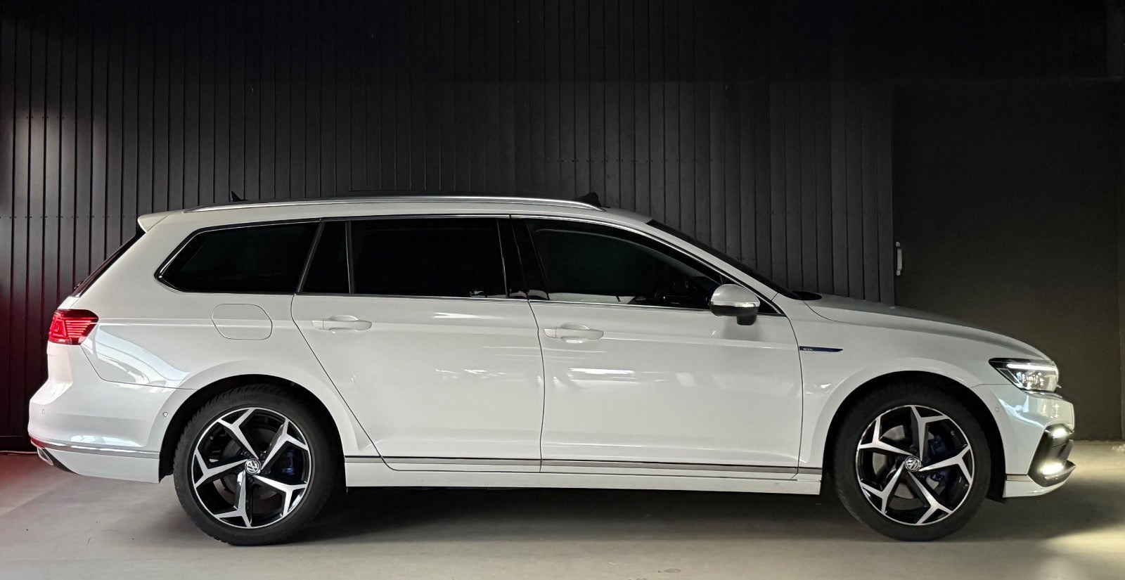 Hvid VW Passat fra 2020