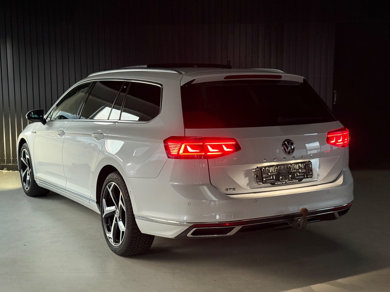 Hvid VW Passat fra 2020