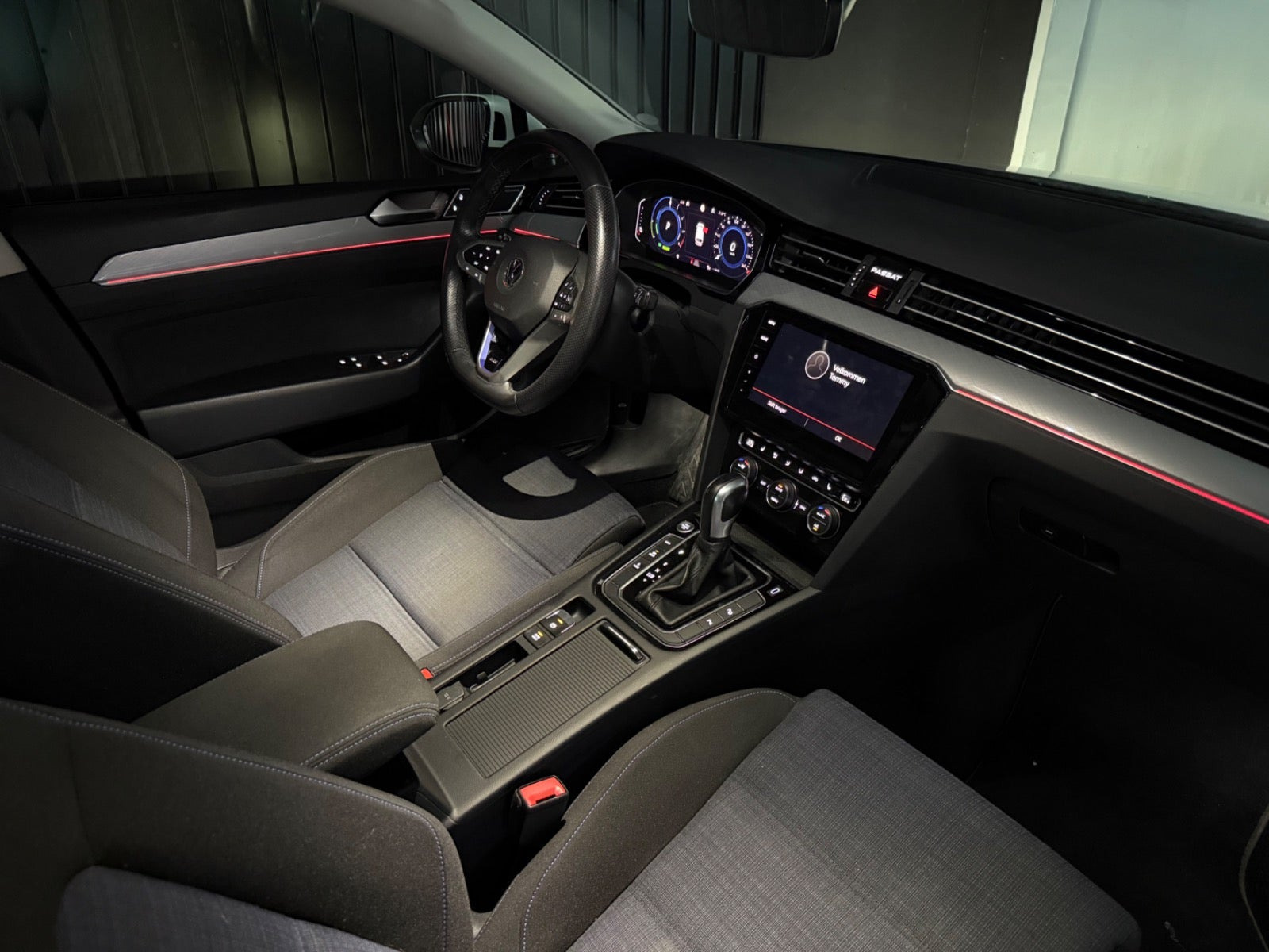Hvid VW Passat fra 2020