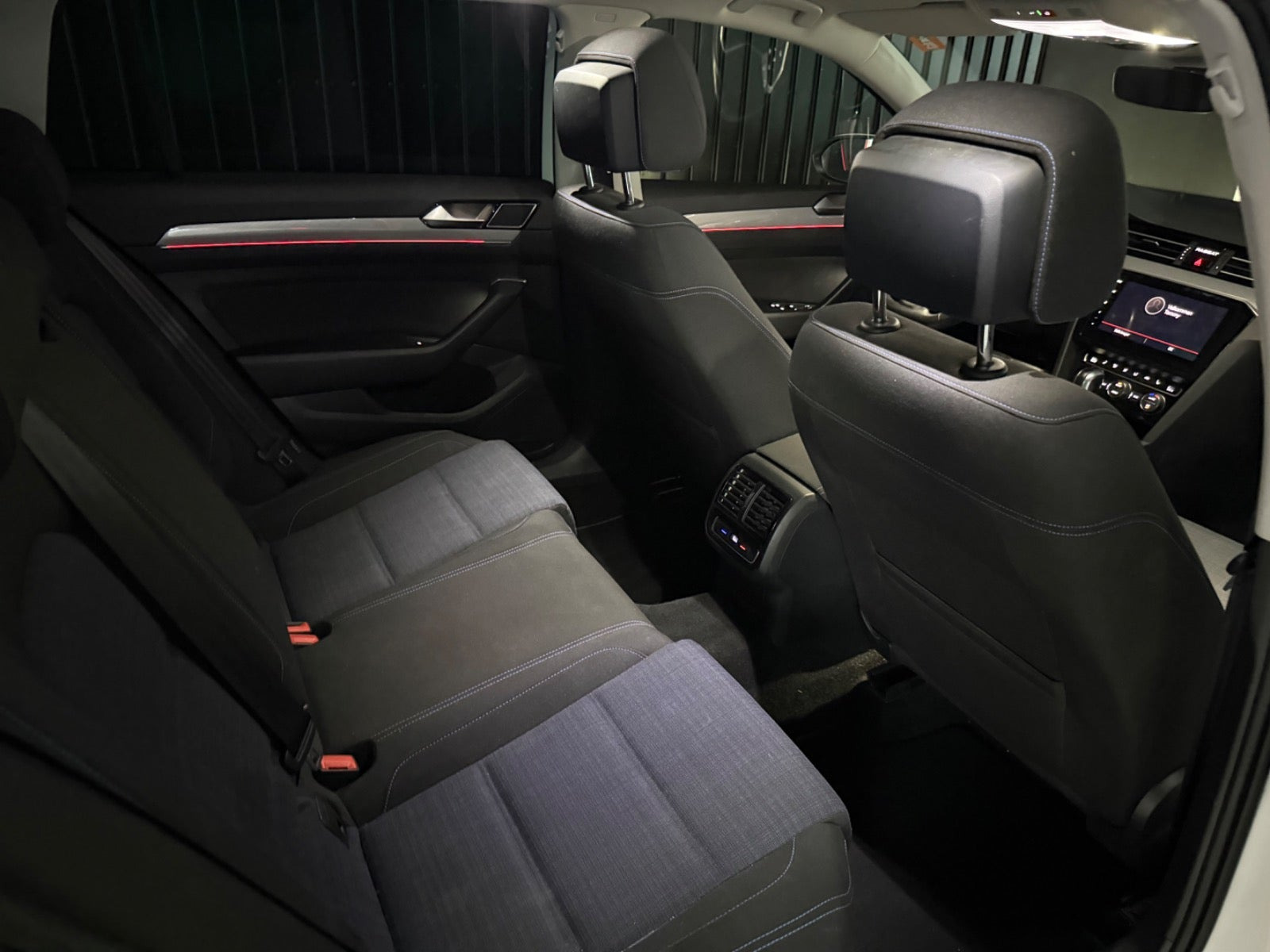 Hvid VW Passat fra 2020