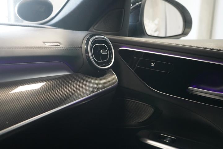 Hvid Mercedes C200 fra 2022