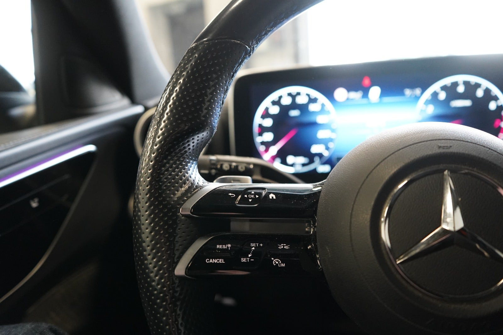 Hvid Mercedes C200 fra 2022