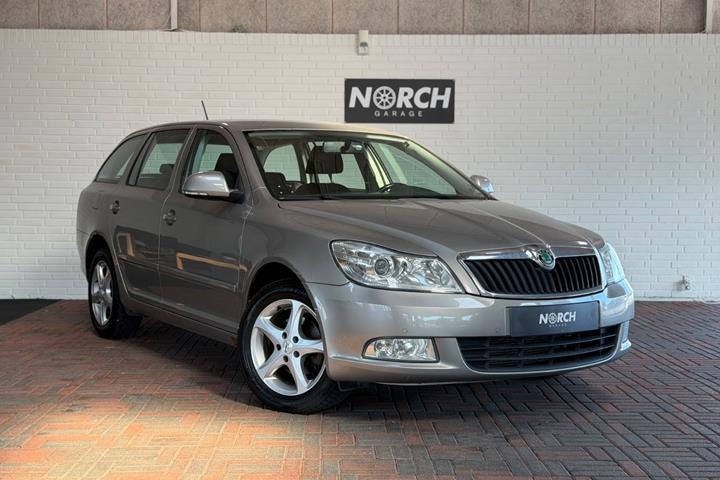 Beige Skoda Octavia fra 2012