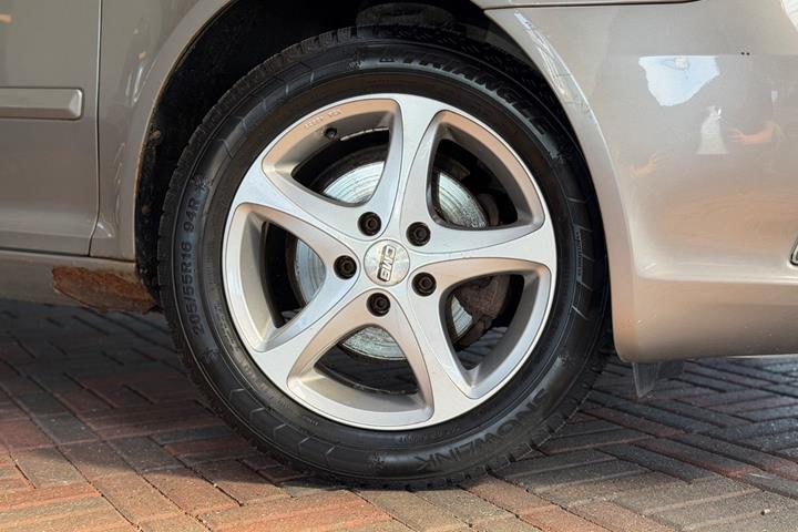 Beige Skoda Octavia fra 2012