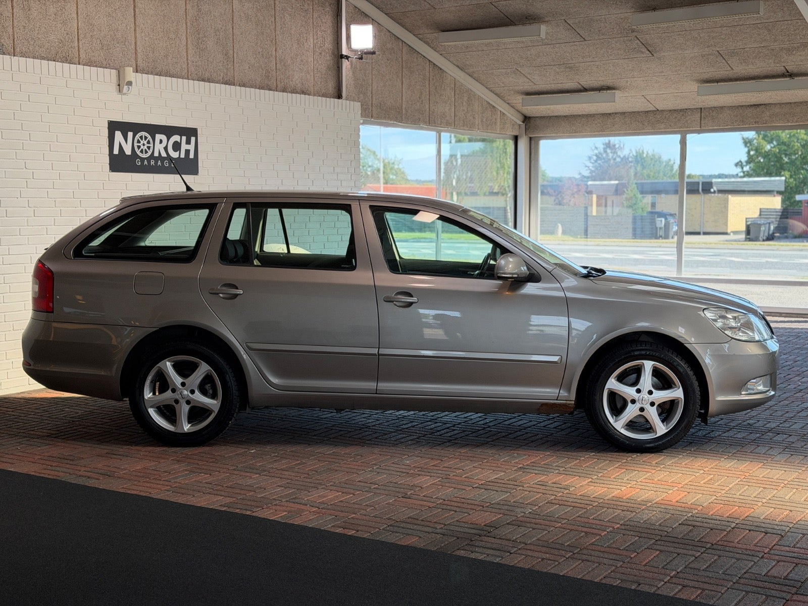 Beige Skoda Octavia fra 2012