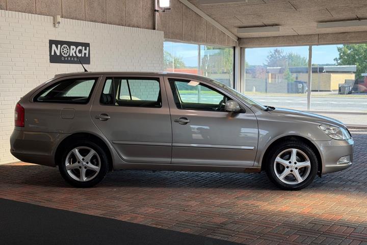 Beige Skoda Octavia fra 2012