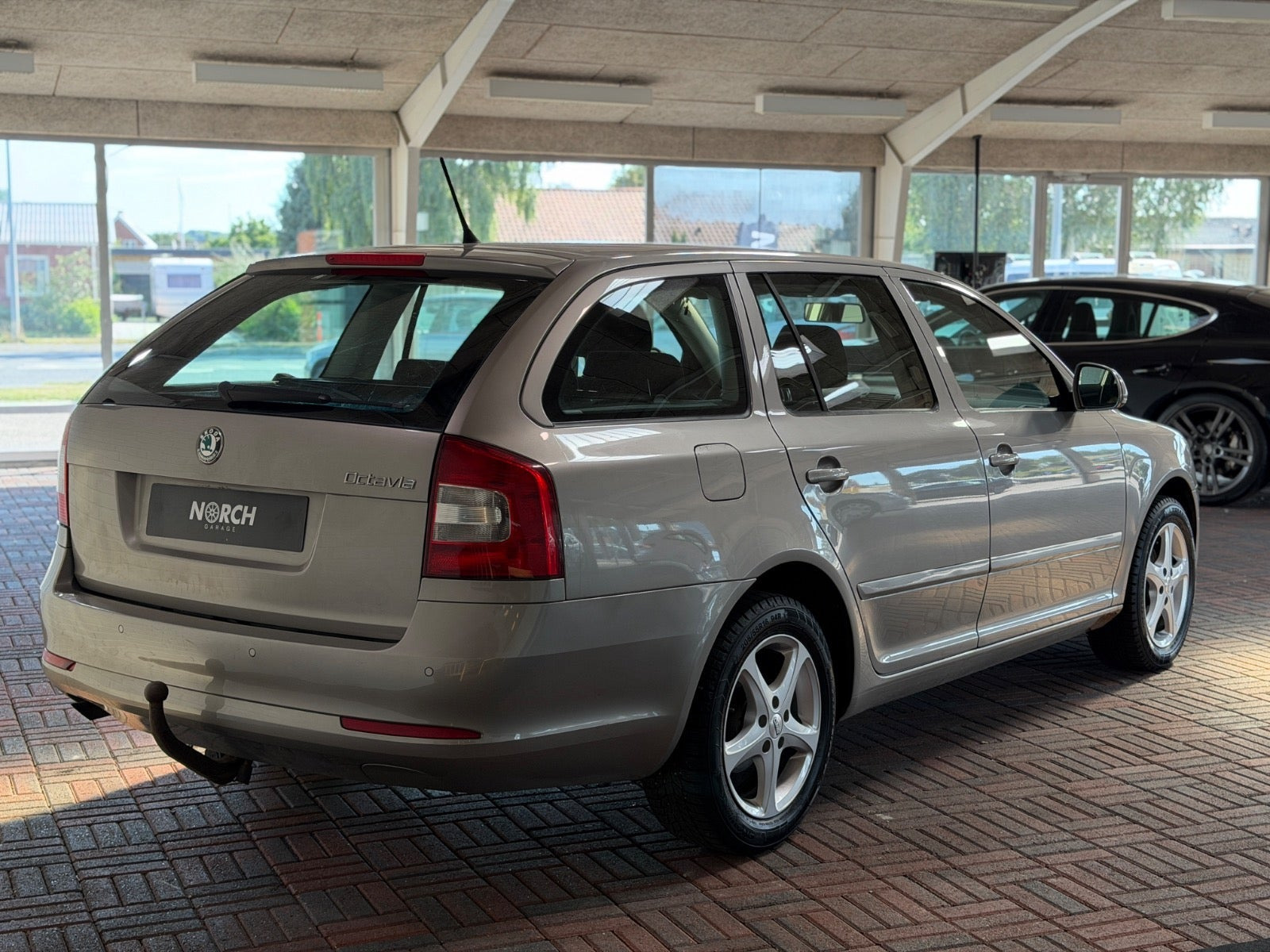 Beige Skoda Octavia fra 2012