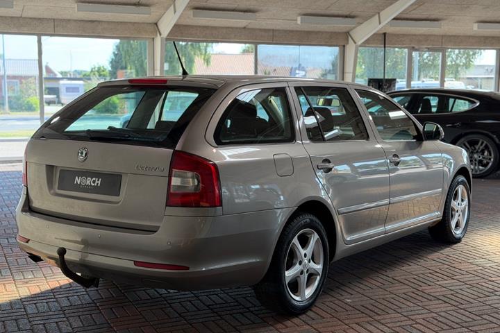Beige Skoda Octavia fra 2012