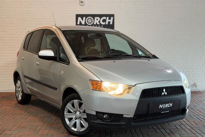 Grøn Mitsubishi Colt fra 2010