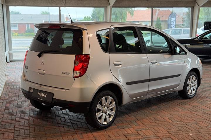 Grøn Mitsubishi Colt fra 2010